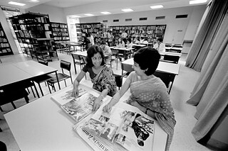 Besucher*innen des Goethe-Instituts Mumbai nutzen den Lesesaal der Bibliothek 1973, um deutsche Zeitungen und Zeitschriften zu lesen.