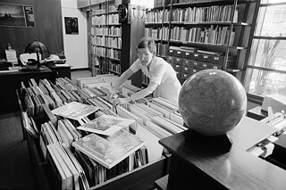 Die Bibliothek des Goethe-Instituts Manila im Jahr 1976: Die Verwaltungsleiterin Anneliese Santos beim Sortieren der Printmedien.