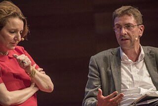 Bei der Eröffnung diskutieren die israelische Soziologin Eva Illouz (links), der deutsche Ethnologe Hans Peter Hahn (rechts) und der tschechische Ökonom Tomáš Sedláček.