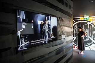 Die Multimedia-Installation bestand aus dem ersten in Polen entstandenen volumetrischen Film, der es den Zuschauer*innen erlaubt, in den dreidimensionalen Raum des Films einzutauchen. Mit Hilfe einer VR-Brille können sie durch das Kabinett des Dr. Caligari wandeln.