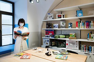 Der Maker Space in der Bibliothek des Goethe-Instituts Kiew bietet Platz für Workshops zu MINT-Fächern (Mathematik, Informatik, Naturwissenschaft und Technik) für Kinder- und Jugendliche. Außerdem können Gegenstände aus den Bereichen „Do it Yourself“, „Entdecken und Experimentieren“ sowie „Freizeit“ ausgeliehen werden. 