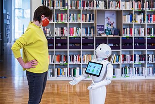 Der Roboter „Pepper“ berät Besucher*innen der Bibliothek des Goethe-Instituts London. 