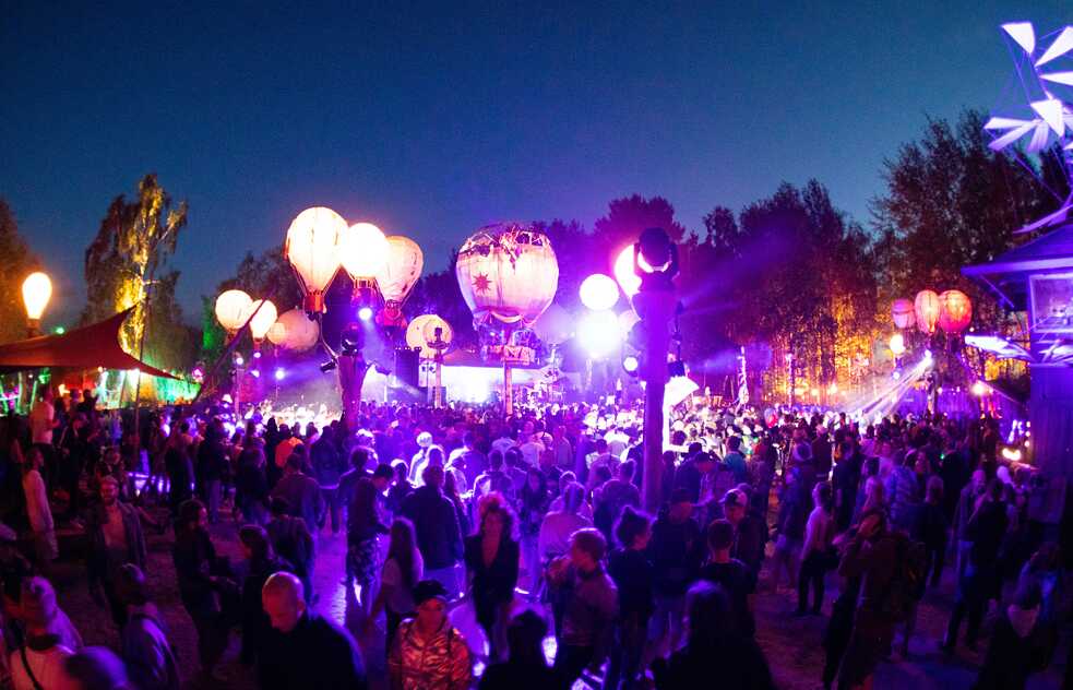 Festivalbesucher*innen tanzen 