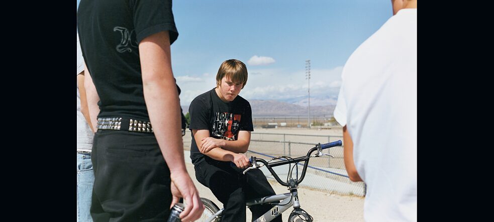 “BMX” (2008) della serie fotografica “Trona”, per scattare la quale Tobias Zielony si è recato a Trona, la cittadina californiana della chimica. 