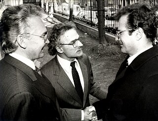 Bratislava Außenminister K. Kinkel (r), Generalsekretär H. Harnischfeger (l) und Institutsleiter P. Hubrich 