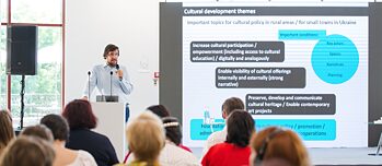 Patrick Föhl macht den Vortrag bei der Abschluss Konferenz von Cultural Leadership Academy