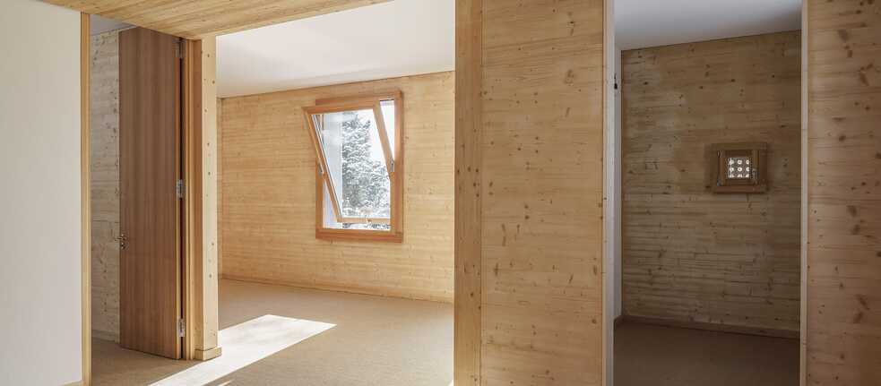 Since completion of the three buildings in Bad Aibling at the start of 2021, they are now undergoing evaluation to find out whether the planned energy savings actually apply. 