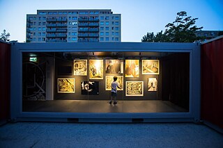 „Das Cabinet des Dr. Caligari“ aus dem Jahr 1919 ist eines der wichtigsten Werke der Filmgeschichte im Stil des Expressionismus. „Der Traum des Cesare“ ließ Besucher*innen durch das Filmepos aus dem Jahr 1919 wandeln. 