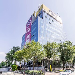 Blick auf das Goethe Institut in Zagreb. Ein Hochhaus mit vielen Bäumen vor dem Eingang.