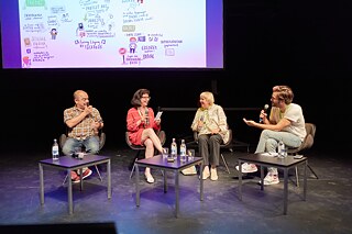 Artist Carlos Celdran, media expert Anna Szilágyi and Vice President of the German Bundestag Claudia Roth talk to moderator Thilo Jung (from left to right) about “The Brutalization of Language in Political Discourse”.
