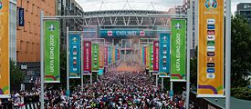 Am Tag des EM-Finales, zu dem mehr als 60.000 Zuschauende zugelassen waren, sammelten sich Fußball-Fans vor dem Wembley Stadium. 