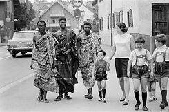 Sprachstudenten aus Ghana mit ihrer Gastfamilie in Murnau, 1969.