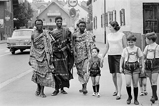 Sprachstudenten aus Ghana mit ihrer Gastfamilie in Murnau, 1969. © © Goethe-Institut / Michael Friedel Sprachstudenten aus Ghana mit ihrer Gastfamilie in Murnau, 1969.