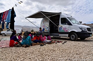 Der Bibliotheksbus „BibBus“ bot 2017 Bücherausleihe und Vorlesungen für  geflüchtete und benachteiligte Kinder und Jugendliche im Libanon an. 