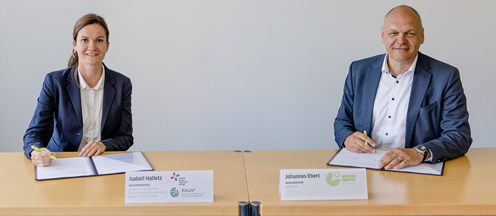 Johannes Ebert, Generalsekretär des Goethes-Instituts, und Isabell Halletz, Geschäftsführerin des AGVP und Sprecherin der BAGAP, bei der Unterzeichnung der Kooperationsvereinbarung am 21. Juli 2021 
