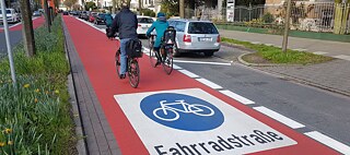 Op fietsstraten gelden aparte regels: naast elkaar fietsen is hier uitdrukkelijk toegestaan.