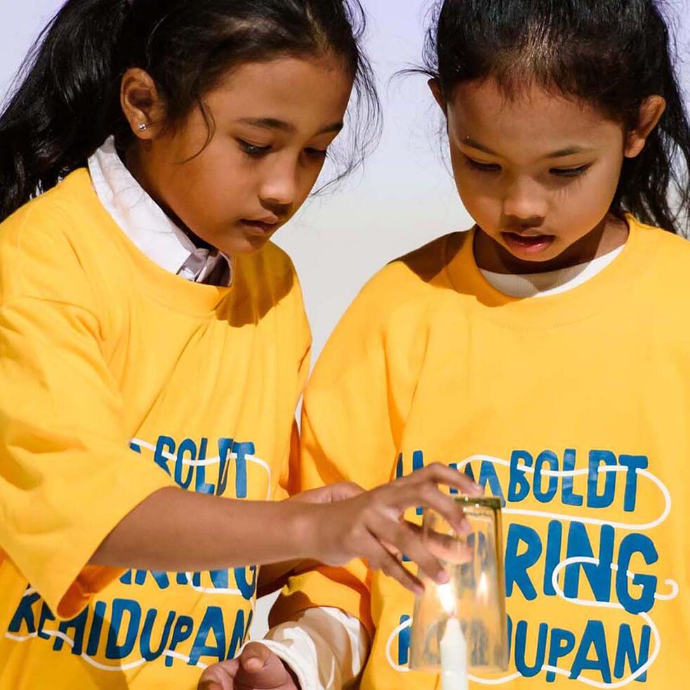 Die Teilnehmer des Science Film Festival Indonesia demonstrieren ein wissenschaftliches Experiment mit dem Titel "Save the coin".