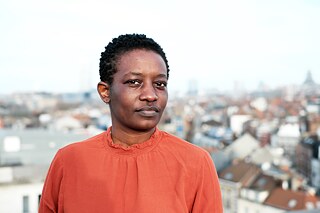 Die Kenianerin Jackie Karuti erhält 2020 den Henrike Grohs Art Award. Ihre Werke verbinden Zeichnungen, Videos, Installationen und Performance-Kunst.