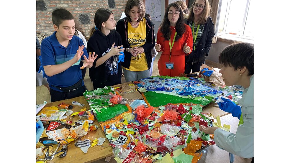 Plastik-Kunst mit precious plastic georgia