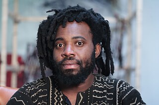 Em’kal Eyongakpa gewinnt 2018 als erster Preisträger. Seine Kunst beschäftigt sich mit indigenen Wissenssystemen, Ethno-Botanik, angewandter Pilzkunde und Technologie.