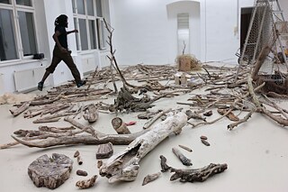 Ausgezeichnet wird der Künstler aus Kamerun für seine Installation „Sound grown batch #5 blue oysters at studio Efforbi II“.