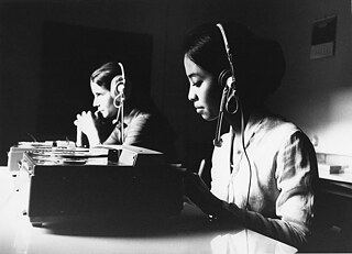 Zwei Sprachschülerinnen im Sprachlabor in Schwäbisch Hall, 1970er-Jahre.