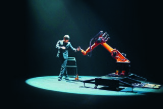 Der taiwanesische Choreograf und Erfinder Huang Yi tanzt mit dem Industrieroboter KUKA auf dem Kultursymposium Weimar, 2019