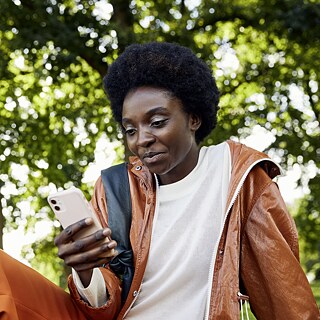 Junge Frau mit Smartphone