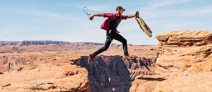 Man springt auf den Felsen 