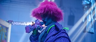 Ein junger Mann im Kostüm 