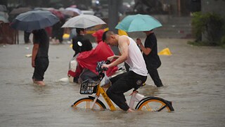 Das Bild zeigt Menschen, die am Abend desselben Tages trotz des Regens mit dem Fahrrad unterwegs waren. 