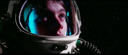 Ein Junge in Astronautenanzug im Weltall