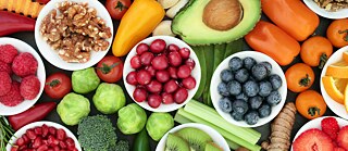 Verschiedene bunte Gemüsesorten und Obst