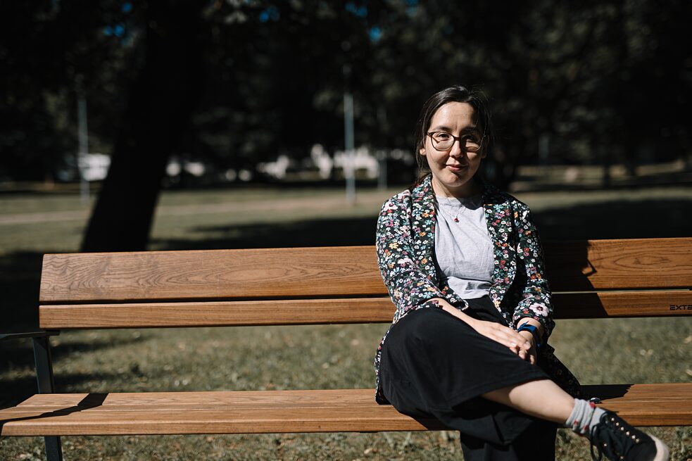 Noor naine suvisel päeval. 