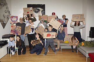 A scene from “Homesick Festival” (2017) featuring Thomas Geiger’s “Livingroom Demonstration” I © Elsa Okazaki