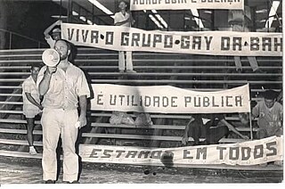 Rassismus – Luiz Mott bei der Feier anlässlich der Anerkennung von Grupo Gay da Bahia als gemeinnützige Organisation in dem Rathaus von Salvador im Jahr 1985 