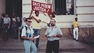 Rassismus – Protest von Luiz Mott und einem Mitglied der Grupo Gay da Bahia vor dem Justizpalast in Salvador gegen hassbasierte Morde an Menschen aus der queeren Szene in Brasilien. 