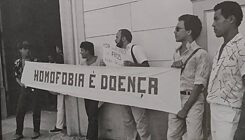 Im Jahr 1989 Protest von Luiz Mott und Mitgliedern der Grupo Gay da Bahia vor dem Justizpalast in Salvador gegen die willkürliche Verhaftung von Transvestiten. 