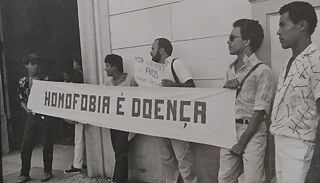 Protesta de Luiz Mott y miembros del Grupo Gay da Bahia frente al Palacio de Justicia de Salvador contra la detención arbitraria de travestis, en 1989