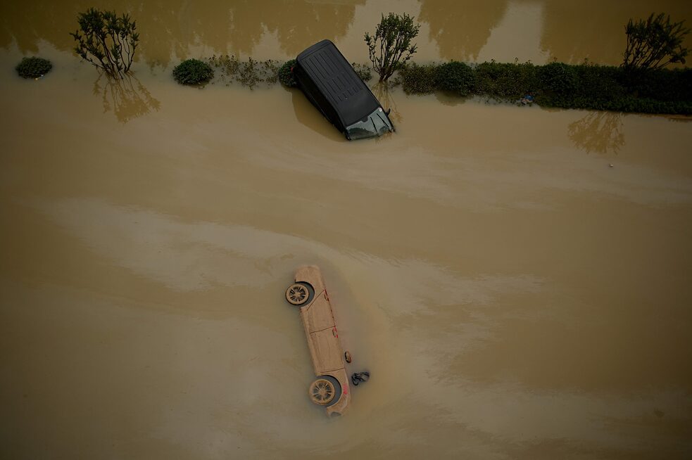 Nach dem Starkregen in Zhengzhou – Im Wasser liegende Autos 