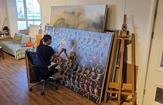 Die Künstlerin in ihrem Atelier