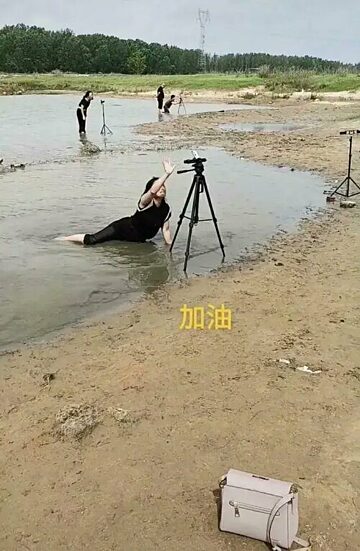 Eine Gruppe chinesischer Influencer reiste in die betroffenen Gebiete und nutzte die Fluten als Hintergrund für die Selbstdarstellung.