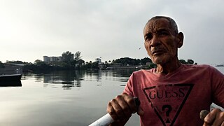 Sr. Geraldo é o mais velho pescador ativo da Colônia Z-10. Um grande exemplo e líder dos pescadores mais jovens. Desde o primeiro momento que nos encontramos, partilhamos sonhos, questionamentos, desafios e o desejo de agir criando futuros possíveis. Com ele aprendi sobre técnicas de pesca, vida no mar, sobre a fauna e a flora marinha presentes nas águas da Guanabara. Durante nossa convivência, contava todo o processo de destruição da Baía de Guanabara, os derramamentos constantes de óleo, os incêndios, a violência das milícias e os sonhos e vidas dizimadas nas águas da Guanabara.
