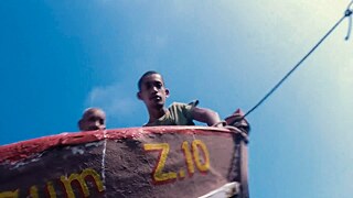 Pãozinho é o mais jovem pescador da Colônia Z-10. Filho de pescador, cresceu nas pequenas embarcações, e com a pesca alimenta seu filho, sua família e seus sonhos de uma sociedade mais justa social e ambientalmente. Com toda sua timidez e delicadeza, dia a dia Pãozinho nos ensinava sobre amor e cuidado com o território onde se vive.