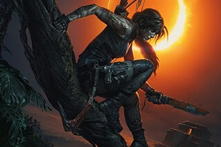 Relvastatud naine kükitab kivil. 