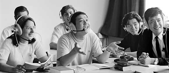 Schüler*innen im Sprachlabor des Goethe-Instituts Murnau 1969 | Foto (Ausschnitt): © Michael Friedel 