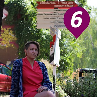 Sigrid Solnik, Geschäftsführerin des Zentrums für Angewandte Anthropologie, sitzt in Tallinns Kreativviertel Telliskivi.