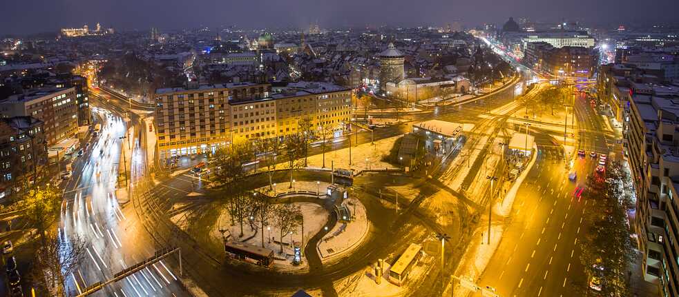 In the bright lights it looks a little less ugly – view of the Plärrer from above.