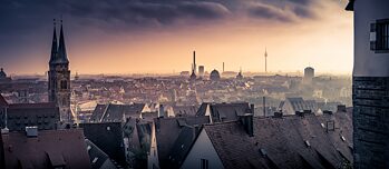 Parmi les toits de Nuremberg de couleur rouille, certaines rues surprennent par leur atmosphère presque méditerranéenne ; ici, la vue observée depuis le château.