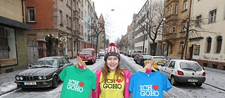 戈斯騰霍夫區：一位少女在站在多間酒吧與五一勞動節塗鴉之間展示她收藏的「我愛Goho」運動衫。